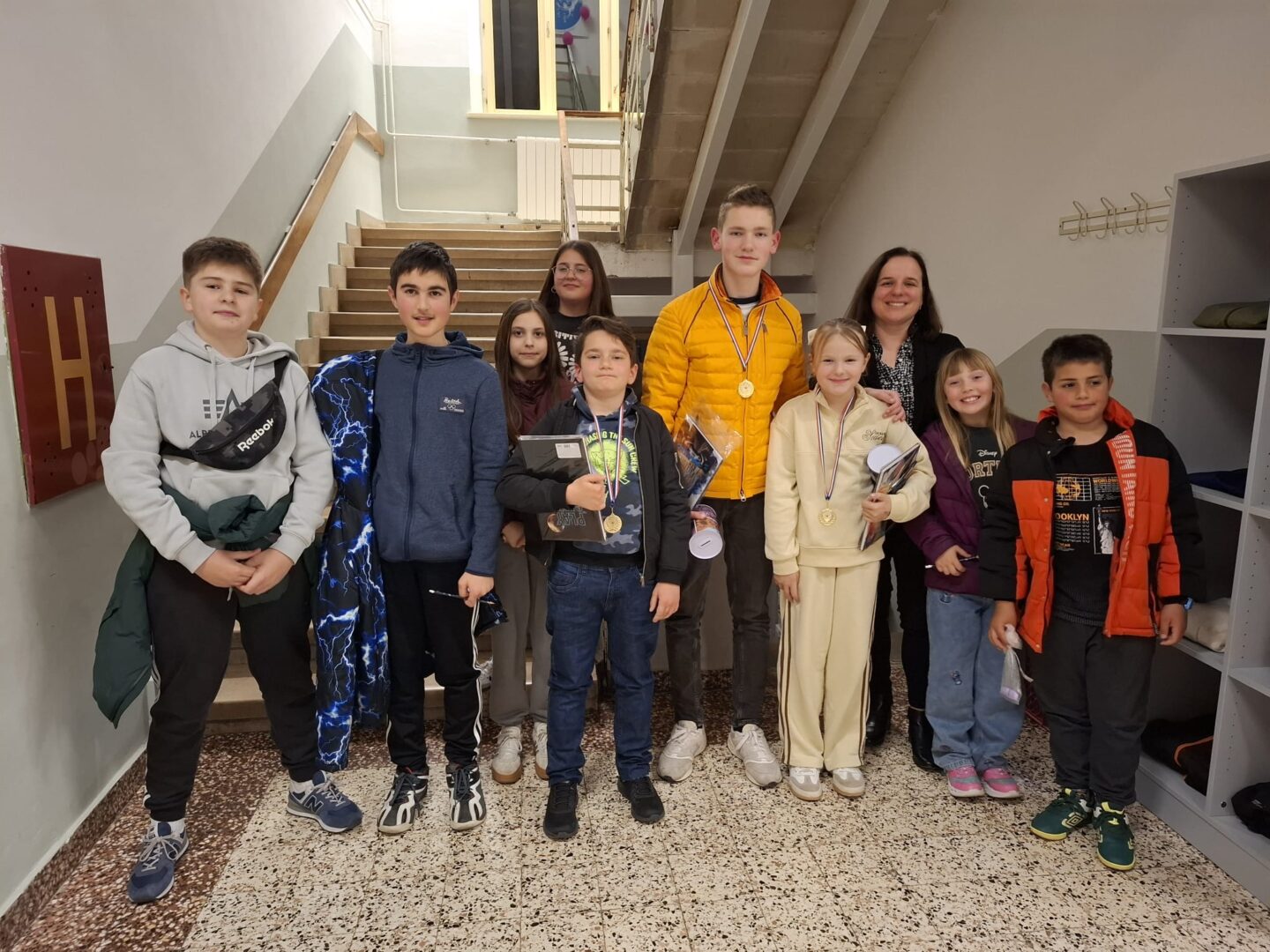 Već treću godinu zaredom, Osnovna škola Blato bila je naš domaćin na natjecanju u sricanju škola otoka Korčule. Natjecanje je održano u petak, 20. ožujka, uz sudjelovanje učenika iz pet osnovnih škola: OŠ Vela Luka, OŠ Blato, OŠ Ante Curać-Pinjac, OŠ Smokvica i OŠ Petar Kanavelić. Naši „Mali Englezi“ bili su u sastavu: Ana Kaštelan, Joško Jeričević i Vedran Vigna (3. razred), Lorena Radovanović (4. razred), Sara Šegedin (5. razred), Mateo Tvrdeić, Dominik Tamburović, Antonia Curać i Franko Foretić (6. razred). Posebno pohvaljujemo pobjednike, a to su Vedran Vigna, Lorena Radovanović i Franko Foretić iz OŠ Ante Curać-Pinjac, Tamara Sirovica iz OŠ Vela Luka te Leon Mušin i Laura Suton iz OŠ Petra Kanavelića. Naši učenici Dominik Tamburović, Mateo Tvrdeić, Lara Skokandić i Marija Borovina boravili su 10. i 11. travnja u Zagrebu, gdje su sudjelovali na natjecanju The English Challenge (TEC), također u izazovu sricanja. Na ovom natjecanju sudjelovalo je 220 učenika i 70 nastavnika-mentora iz 50 osnovnih i srednjih škola iz Hrvatske. Natjecanje je organizirao Odsjek za anglistiku (Katedra za metodiku nastave engleskog jezika) Filozofskog fakulteta Sveučilišta u Zagrebu, a bilo je podijeljeno u sedam izazova: sricanje, izlaganje, debata, kratka priča, pjesma, film i predstava. TEC je osmišljen kao festival engleskog jezika, a tek potom kao natjecanje. Cilj je događanja stvoriti inspirativno okruženje u kojem učenici mogu koristiti engleski jezik izvan učionice, razvijati kreativnost i samopouzdanje te razmjenjivati ideje s vršnjacima iz različitih dijelova Hrvatske. Ujedno, TEC omogućuje mentorima i nastavnicima razmjenu primjera dobre prakse u poučavanju jezika. Organizatori ovim projektom žele učvrstiti poziciju FFZG-a kao vodeće institucije za jezično obrazovanje u Hrvatskoj, izgraditi platformu za izravnu suradnju fakulteta i školskog sustava te povećati vidljivost humanističkog pristupa poučavanju jezika u široj zajednici. Na taj se način teorija poučavanja engleskog kao stranog jezika prenosi u praksu, a engleski jezik izlazi iz okvira učionice i postaje sredstvo kreativnog izražavanja i javne komunikacije.